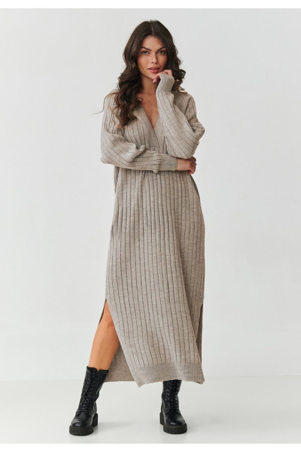 Długa sukienka swetrowa z dekoltem v beżowy melanż s161