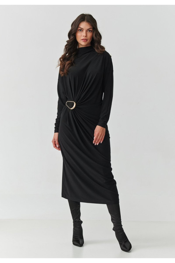 Sukienka damska z marszczeniem i ozdobną klamrą czarna m907