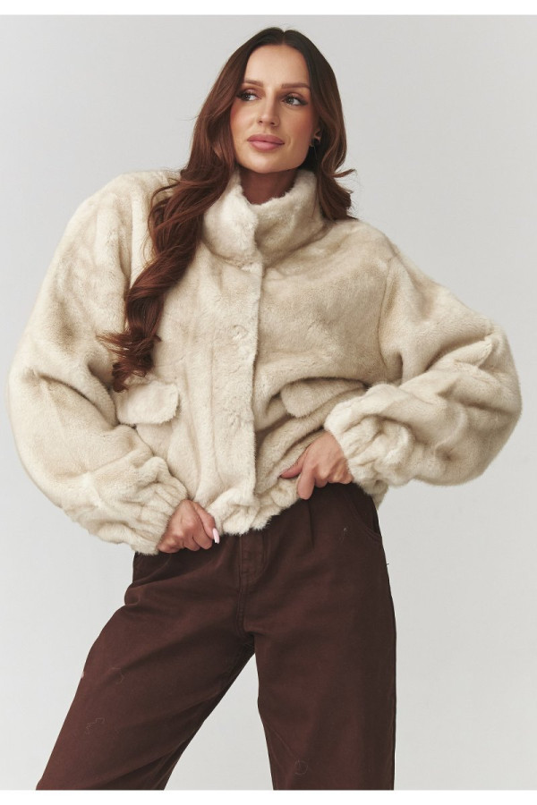 Damska kurtka z miękkiego futerka beżowa c28