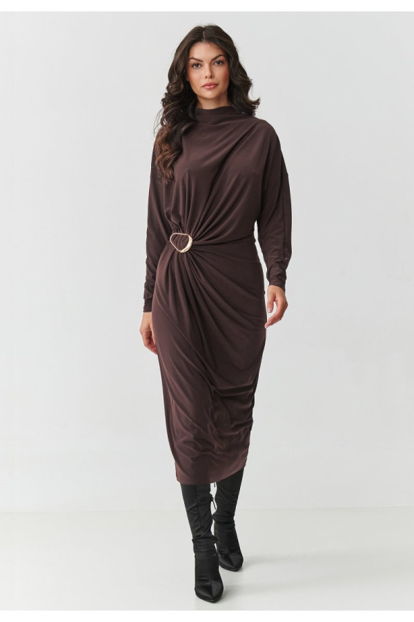 Sukienka damska z marszczeniem i ozdobną klamrą czekoladowa m907
