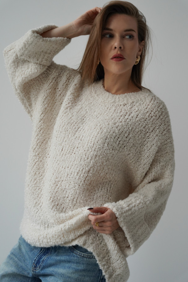 Luźny sweter oversize z przędzy boucle norden beżowy