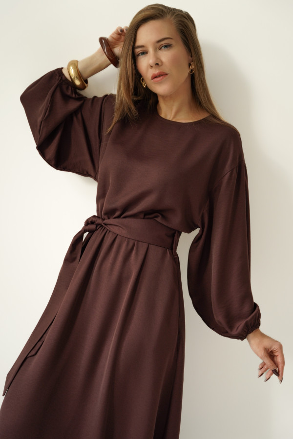 Rozkloszowana sukienka z bufiastymi rękawami amelie spicy chocolate