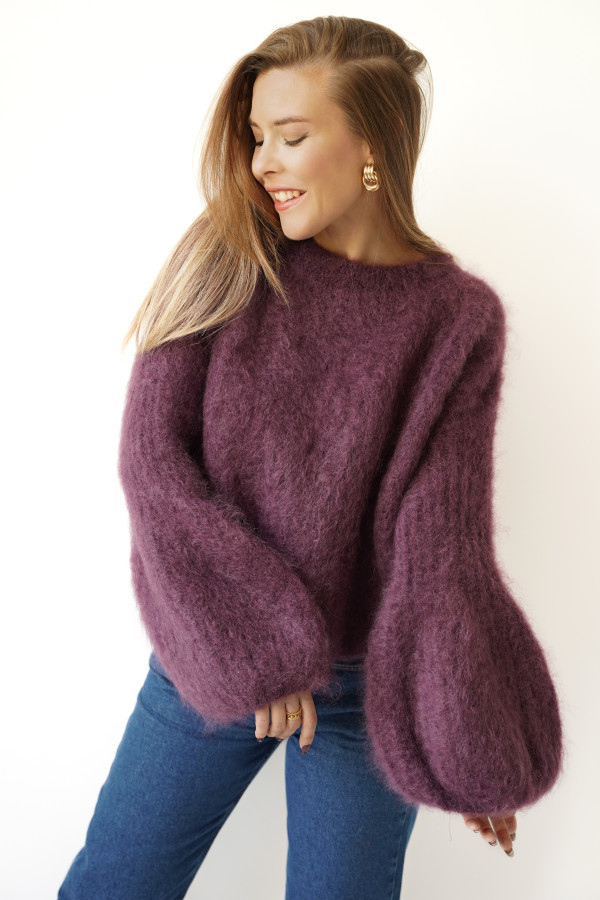 Puszysty sweterek z kid moheru z rękawami typu dzwonek philo śliwka