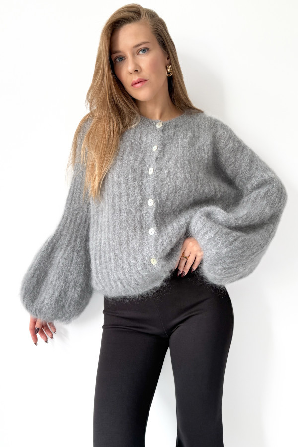 Puszysty sweterek z kid moheru z guzikami i rękawami typu dzwonek clement szary
