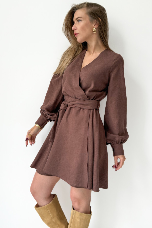 Sukienka z kopertowym dekoltem charm ciepły brąz