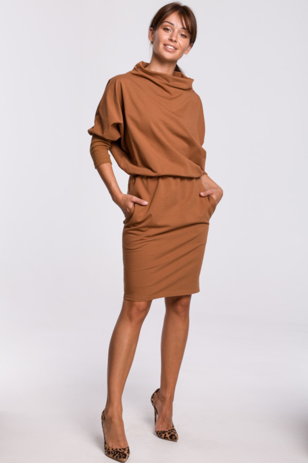 Dopasowana sukienka z kimonowymi rękawami - karmelowa