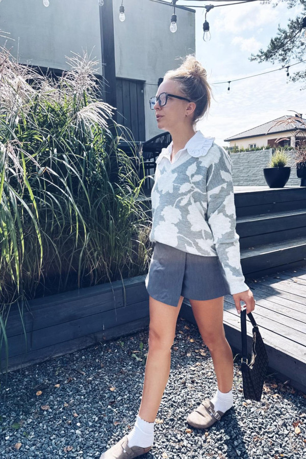 Sweter w kwiaty - model 1