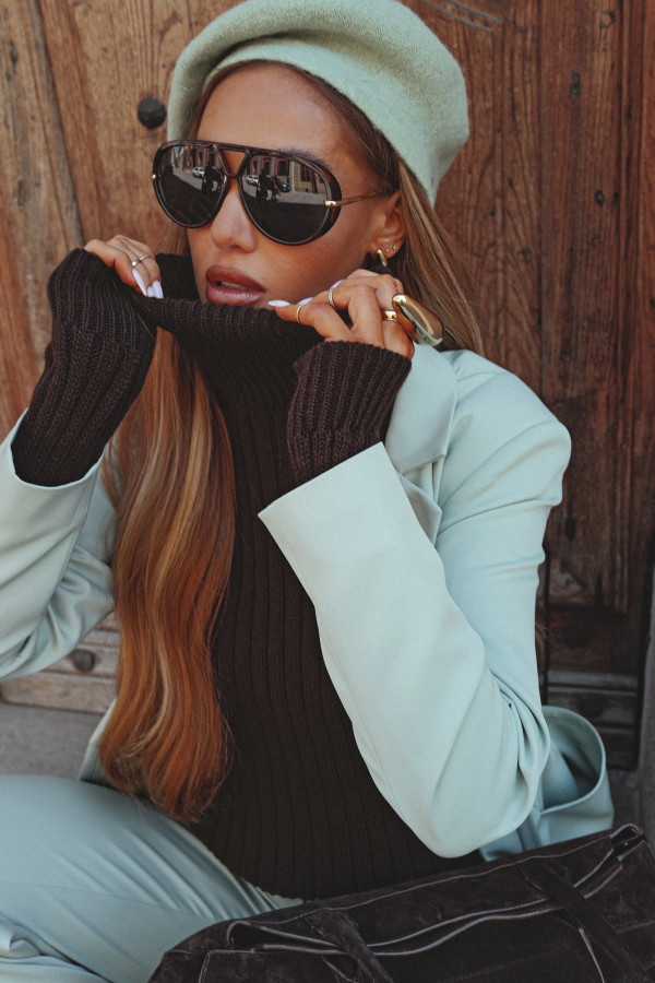 Ciepły sweter z golfem - brązowy