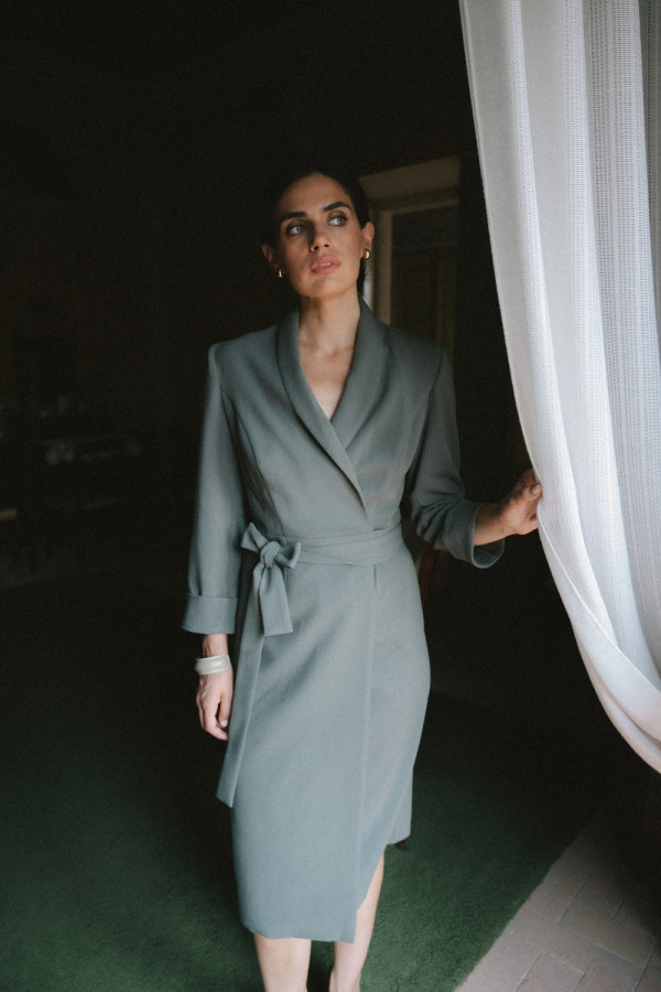 Sukienka kopertowa szmizjerka wiązana w talii - khaki