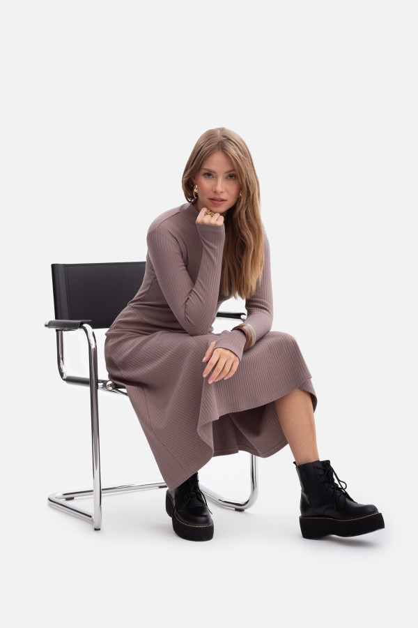 Dzianinowa sukienka prążkowana z długim rękawem - kakaowa