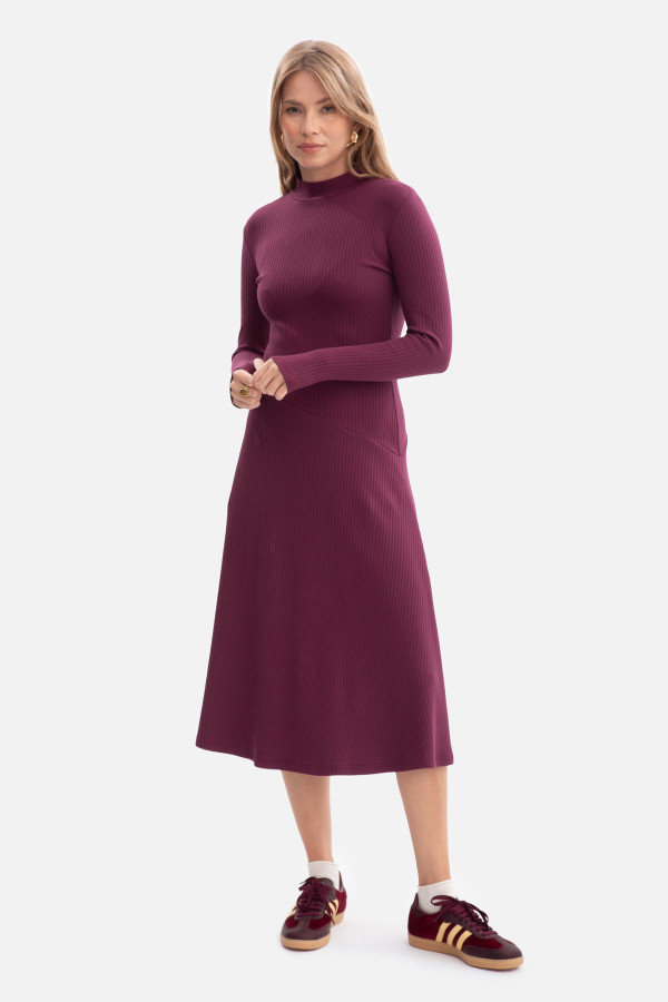 Dzianinowa sukienka prążkowana z długim rękawem - śliwkowa