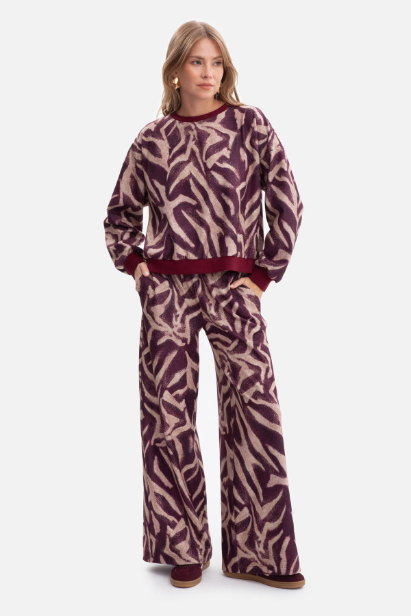 Luźne spodnie z nadrukiem i gumką w talii - model 2