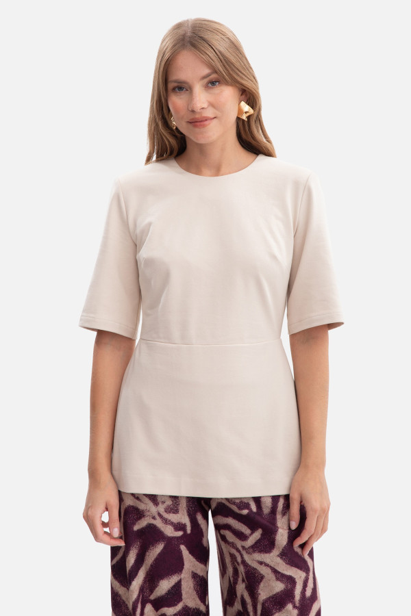 Bluzka dzianinowa z baskinką i krótkim rękawem - piaskowa