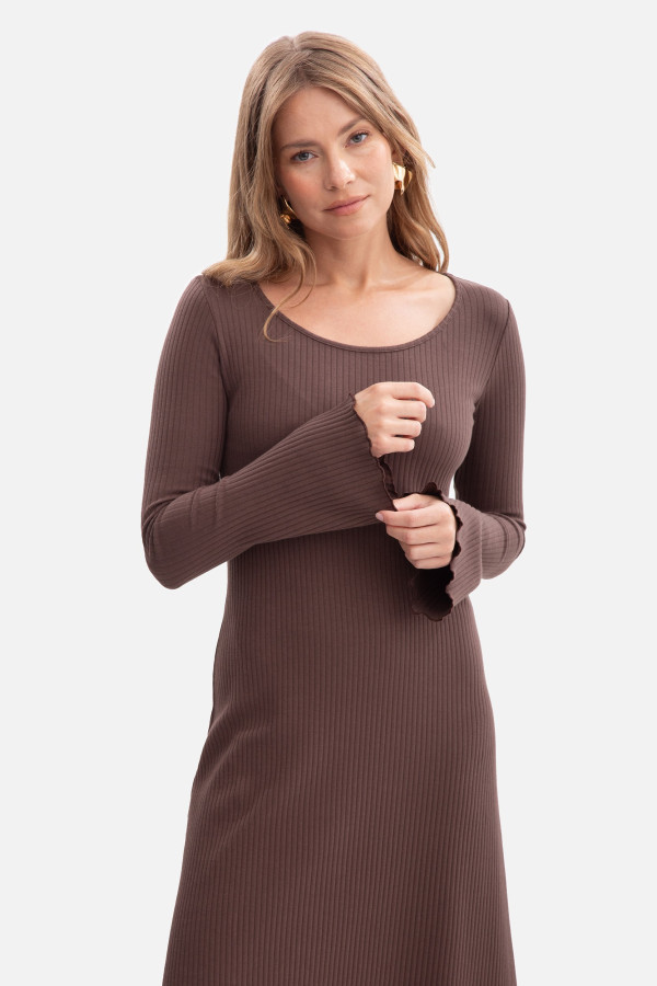 Prążkowana sukienka midi z dzianiny - brązowa