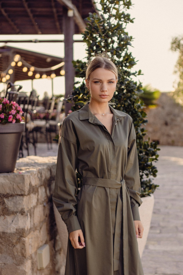 Sukienka midi z wiązaniem w talii i kołnierzykiem - szałwiowa