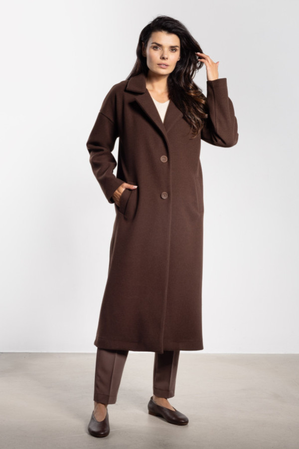 Długi płaszcz o prostym kroju z paskiem - czekoladowy
