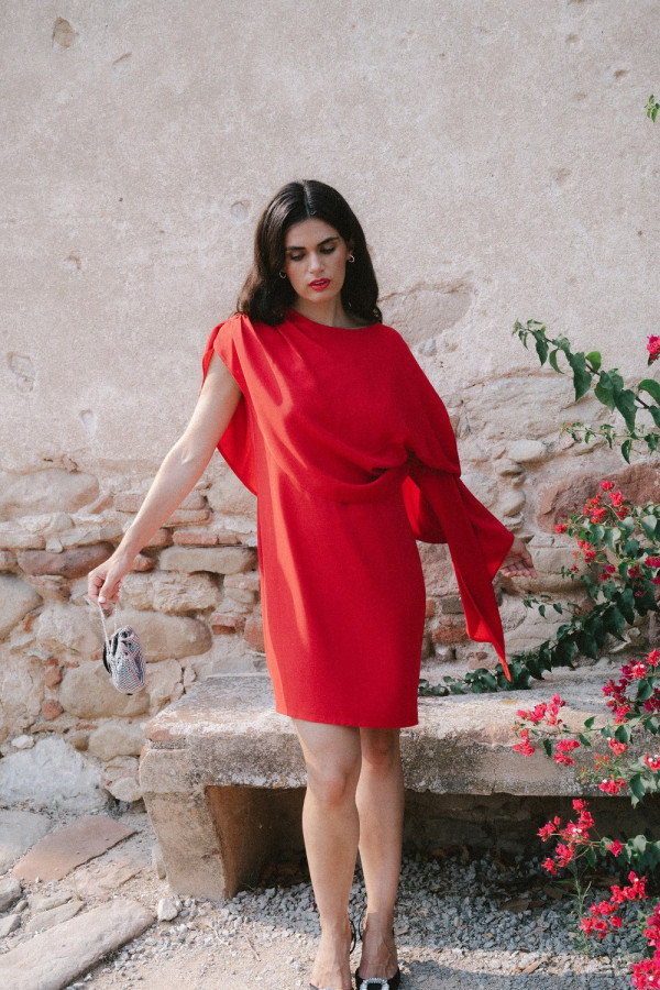 Sukienka koktajlowa z dekoracyjną peleryną - czerwona