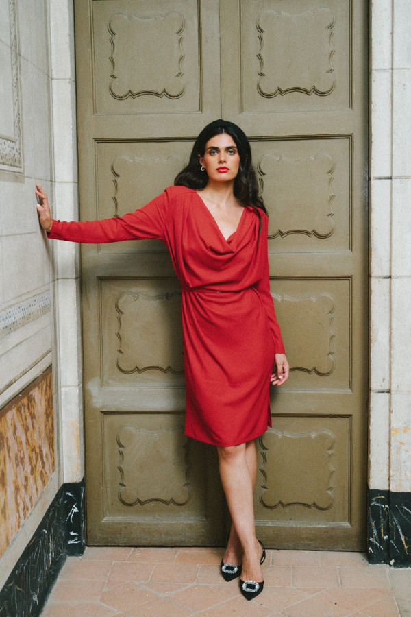 Sukienka midi z dekoltem typu woda - czerwona