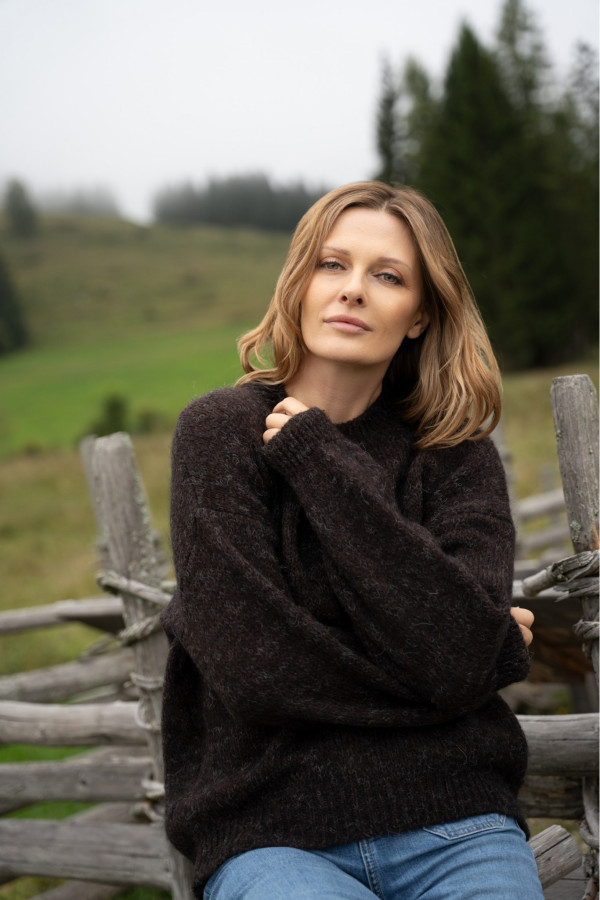 Miękki sweter damski ze ściągaczami - czekoladowy