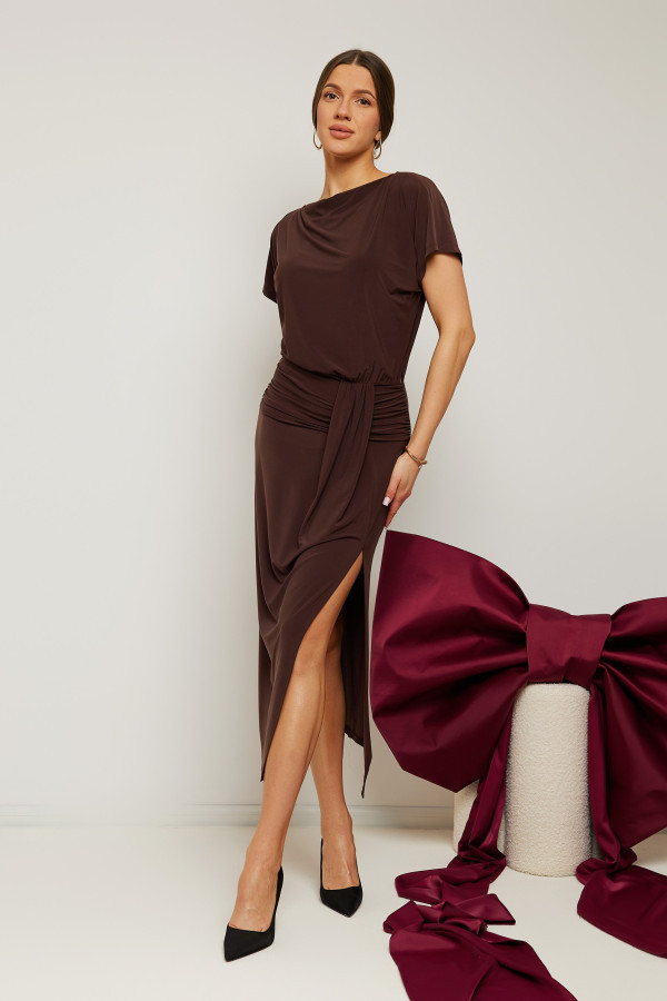 Elegancka sukienka midi z rozcięciem na nogę - brązowa