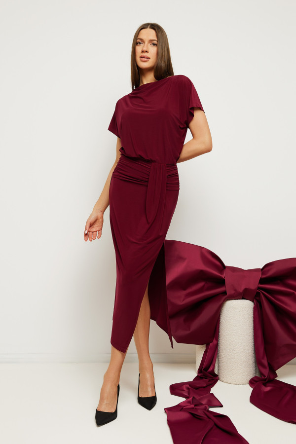 Elegancka sukienka midi z rozcięciem na nogę - bordowa