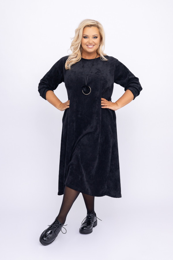Czarna sukienka z wisiorkiem burimeno