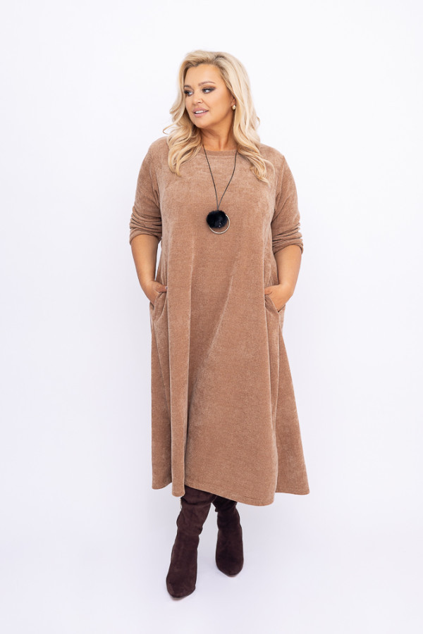 Camelowa sukienka z wisiorkiem burimeno