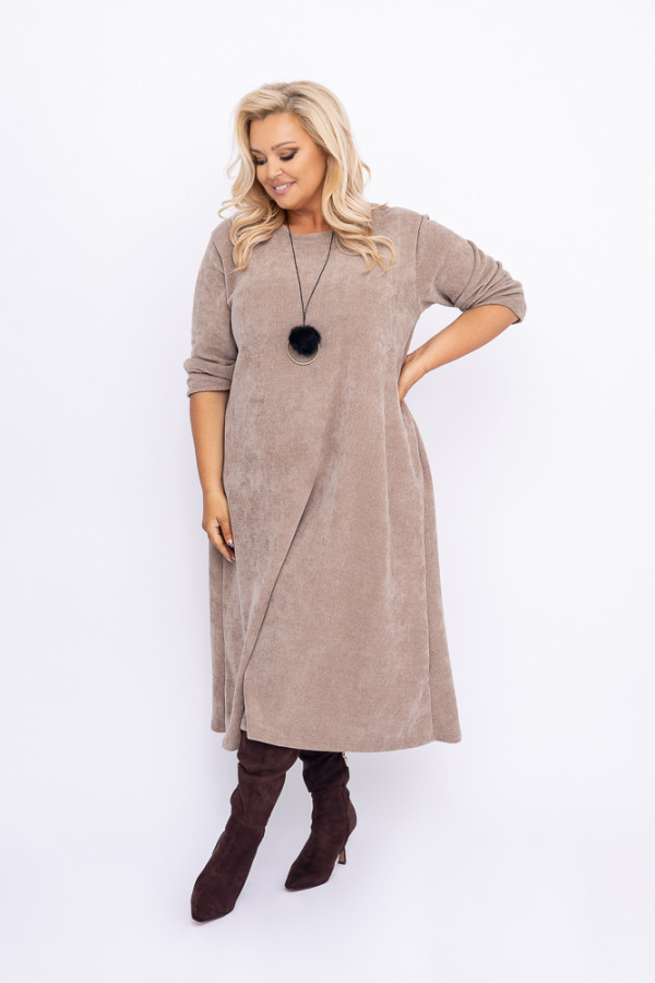 Jasnobeżowa sukienka z wisiorkiem burimeno