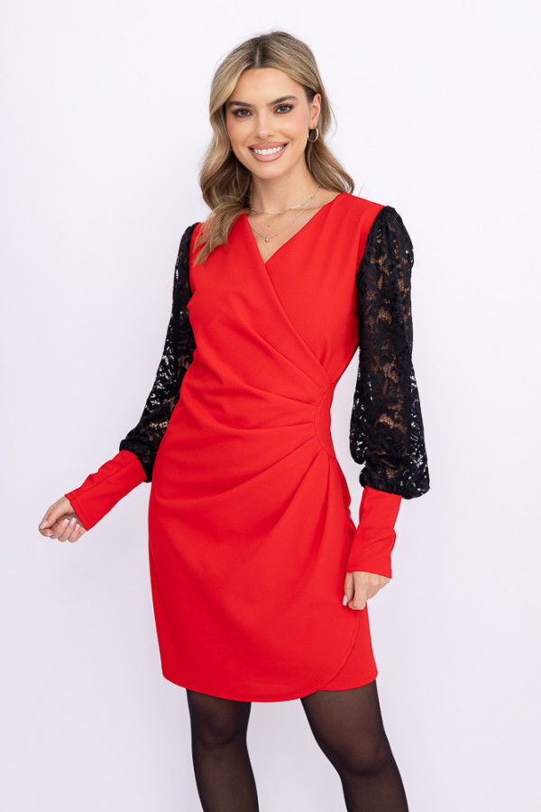 Czerwona sukienka z koronkowymi rękawami gomena
