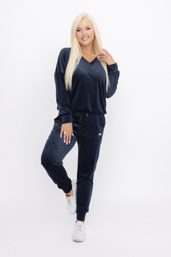 Granatowy dres mentio