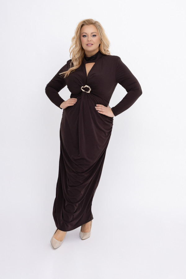 Czekoladowa sukienka z marszczeniem bistorio