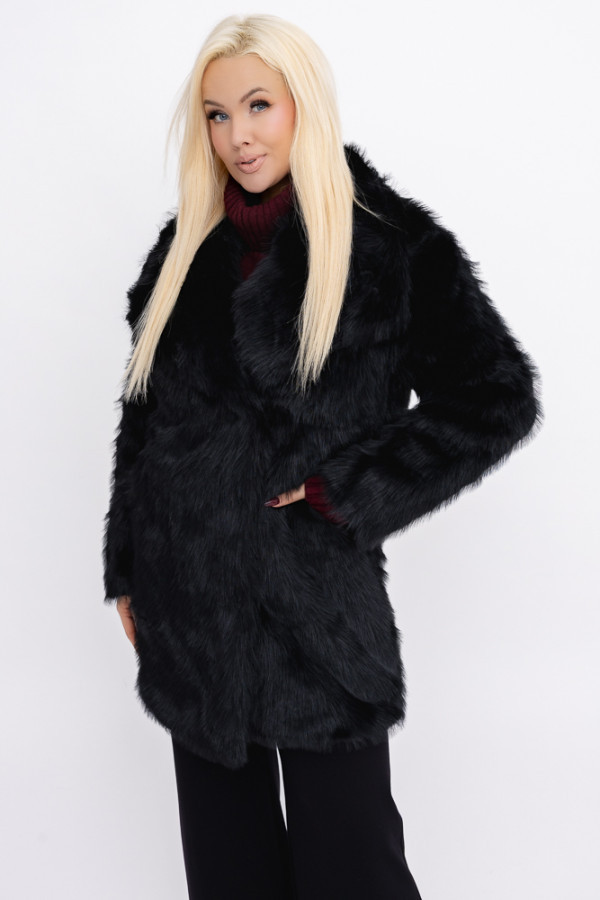 Czarny płaszcz z futerkiem lilien