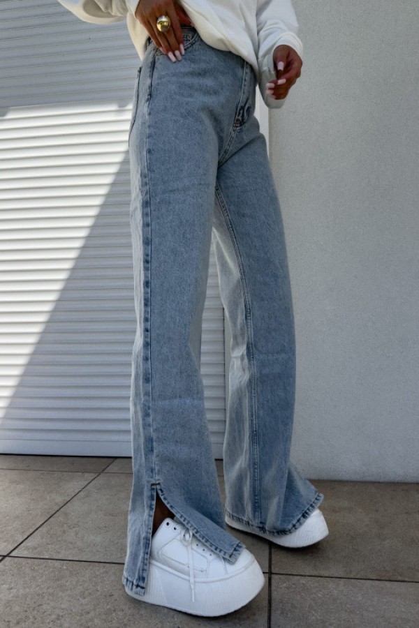 Spodnie jeansy flared z rozcięciem przy nogawce– dark jeans by me