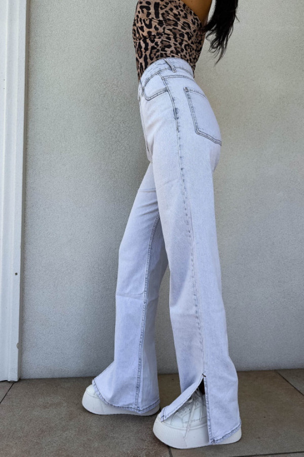 Spodnie jeansy flared z rozcięciem przy nogawce– light jeans by me