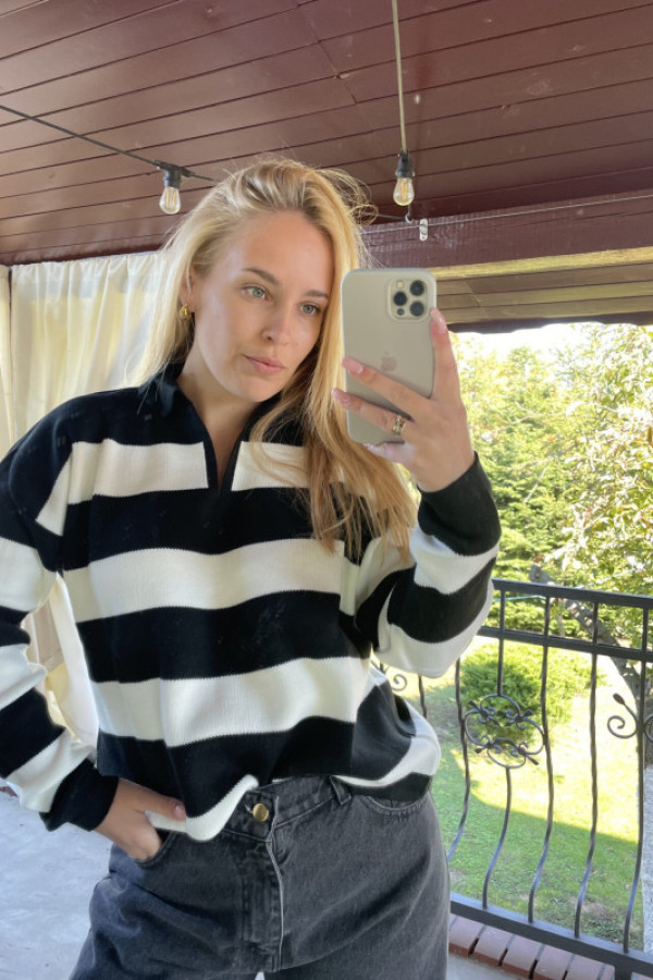 Sweter oversize w paski czarno/białe z kołnierzykiem uni