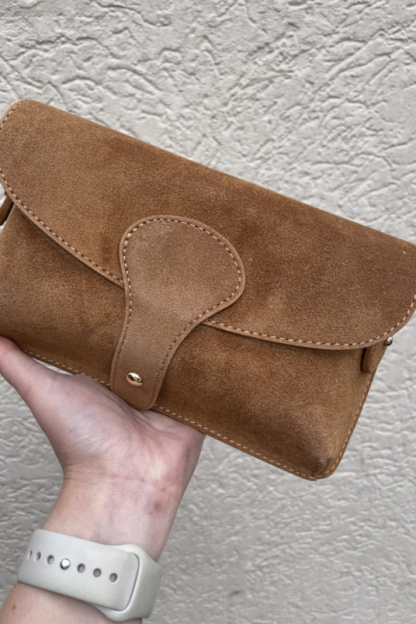 Torebka mała listonoszka zamszowa camel z klapką