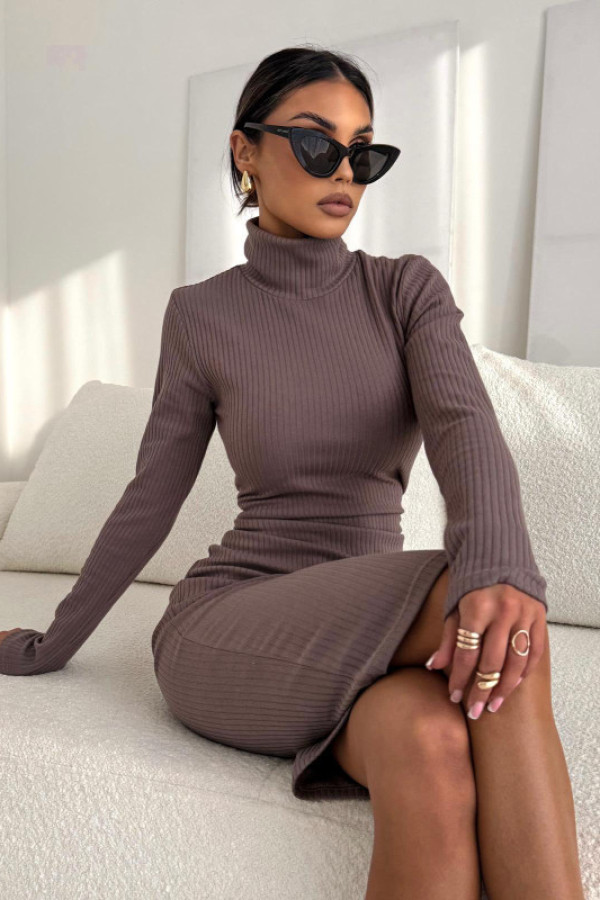 Sukienka dopasowana prążkowana golf bocca latte