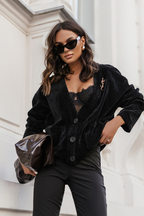 Modny czarny kardigan damski – krótki fason z guzikami