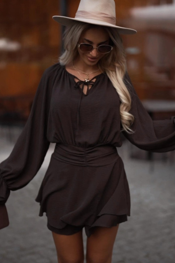 Kombinezon aryton z wiązaniem na dekolcie czekoladowy