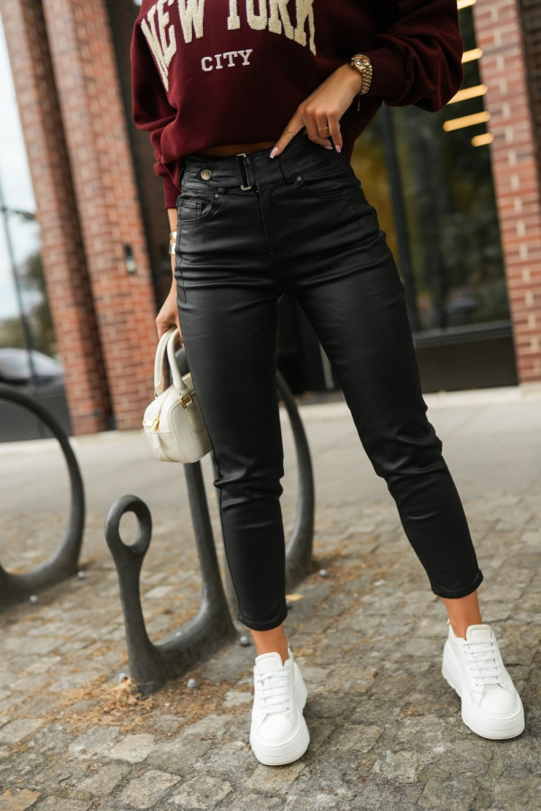 Spodnie woskowane z wysokim stanem z ozdobnym paskiem czarne