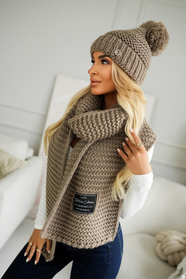 Komplet dzianinowy z wełną czapka z pomponem + długi szal mokka