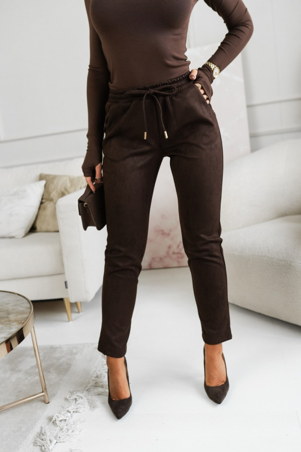 Spodnie z eko zamszu z gumą w pasie czekoladowe