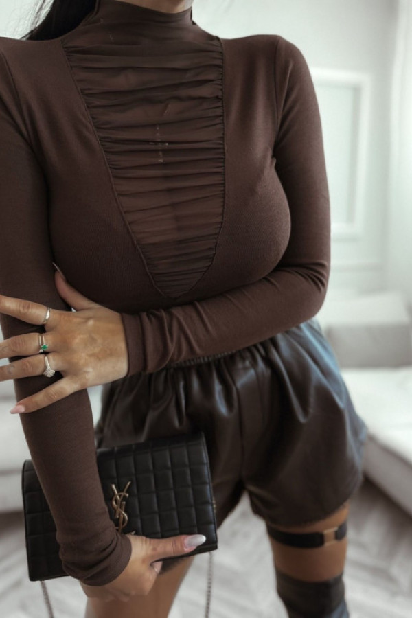 Bluzka z wiskozy basic z siateczkową wstawką na dekolcie czekoladowa