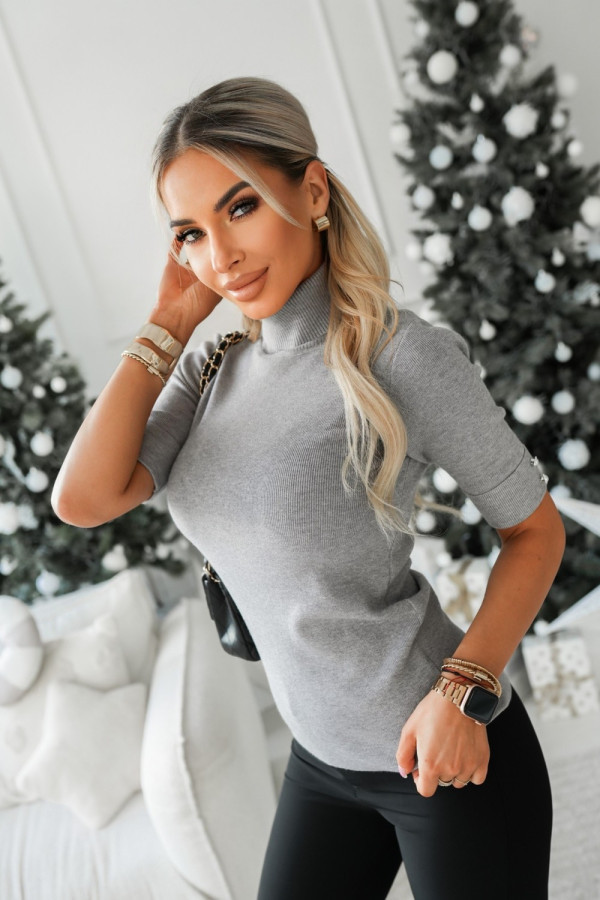 Sweterek z golfem z wiskozy z perłowymi guzikami szary