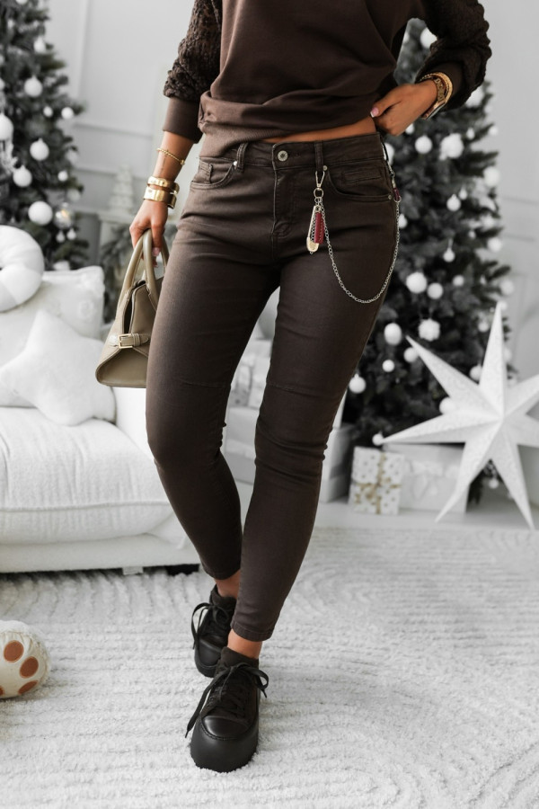 Spodnie jeansowe skinny z przywieszką łańcuszkiem czekoladowe