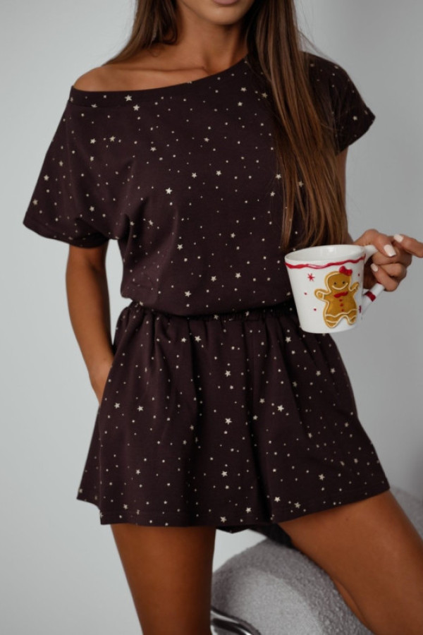 Pomysł na prezent piżamka świąteczna bawełniana w złote gwiazdki czekoladowa pakowana w ozdobne pudełko