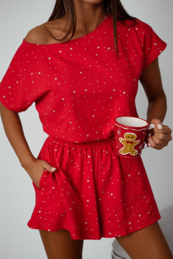 Pomysł na prezent piżamka świąteczna bawełniana w złote gwiazdki czerwona pakowana w ozdobne pudełko