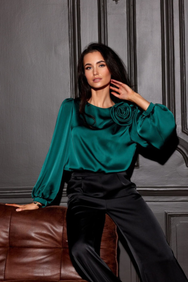 Bluzka satynowa victoria z ozdobną różą zieleń butelkowa