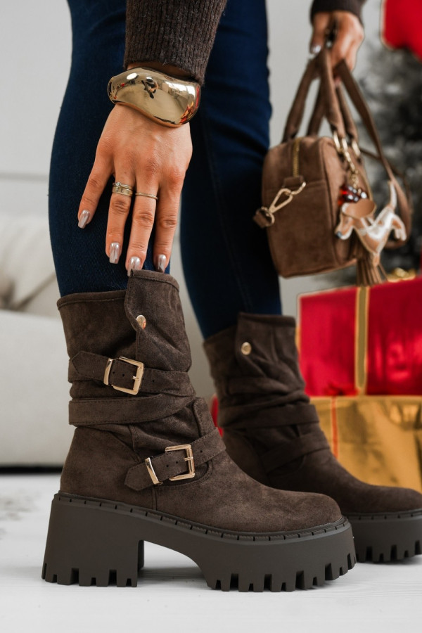 Botki ocieplane z eko zamszu z ozdobnymi klamrami czekoladowe