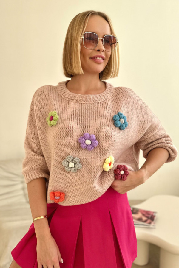 Sweter zdobiony kolorowymi kwiatkami rosalia puder róż